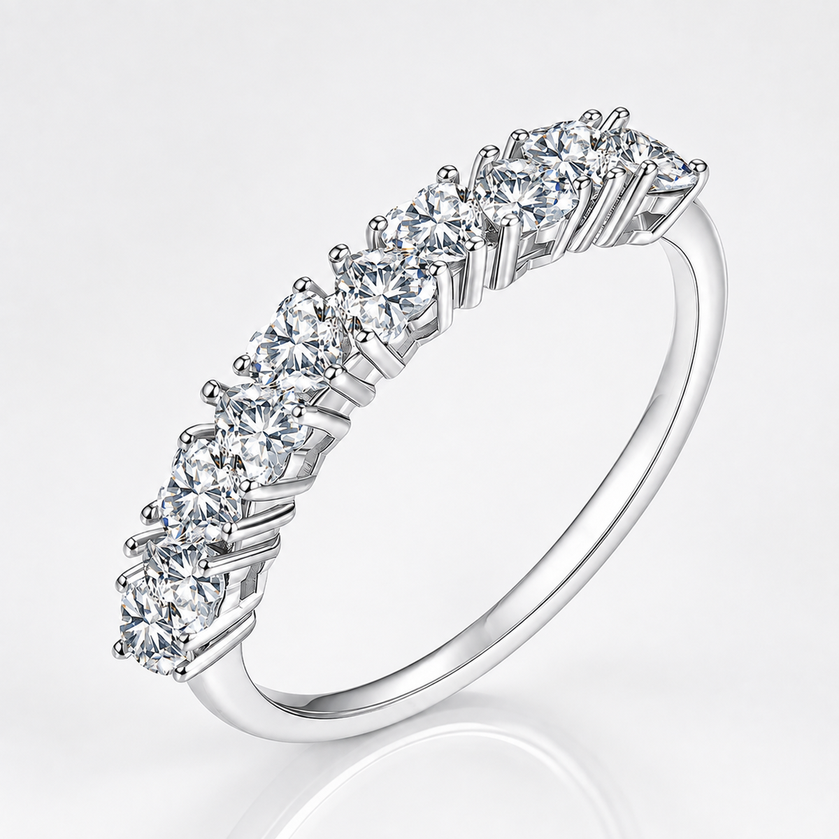 Anillo de media eternidad de moissanita con talla de corazón de 1 ct