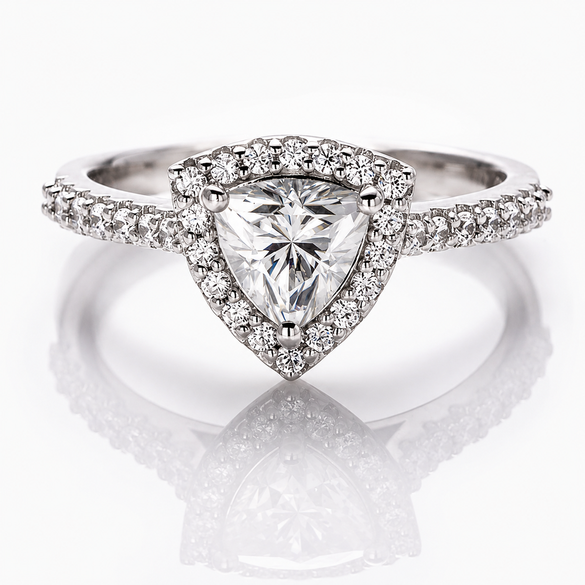 Anillo clásico de moissanita con halo de talla billón