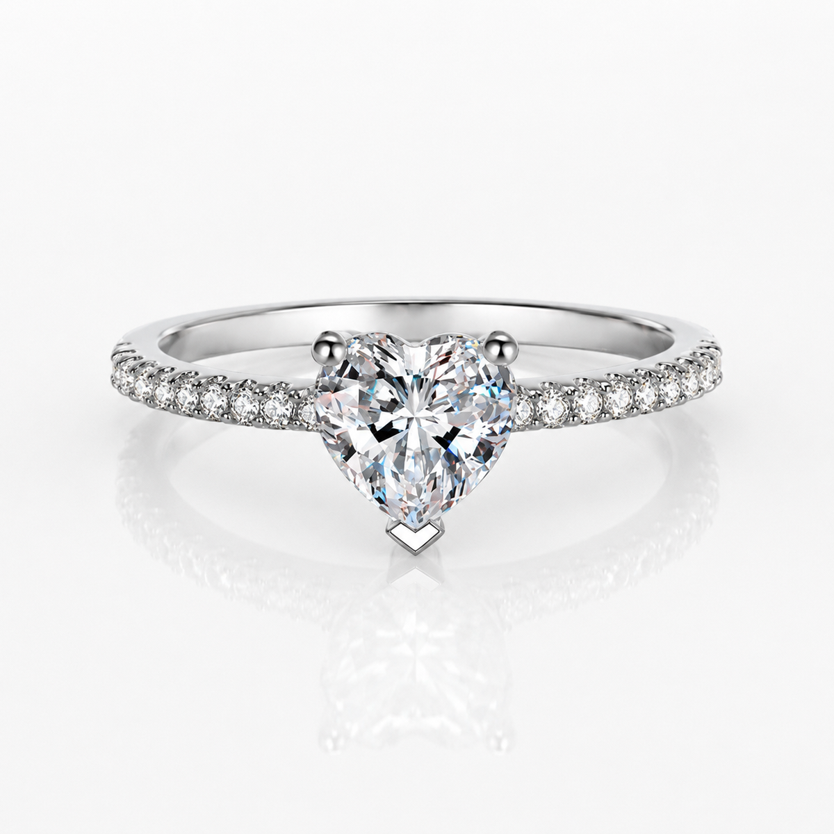 Anillo de moissanita con corte de corazón