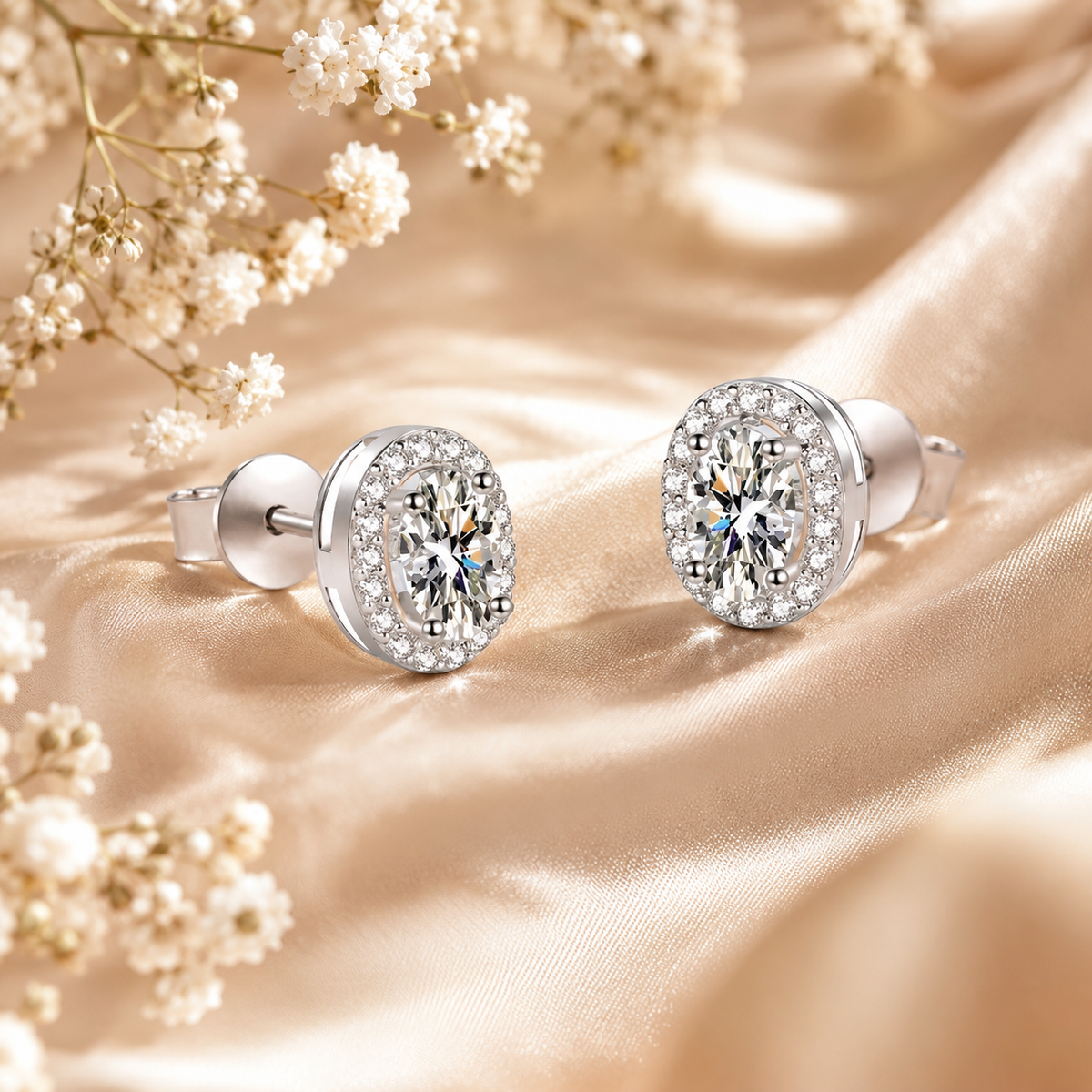 Aretes con halo de moissanita de talla ovalada