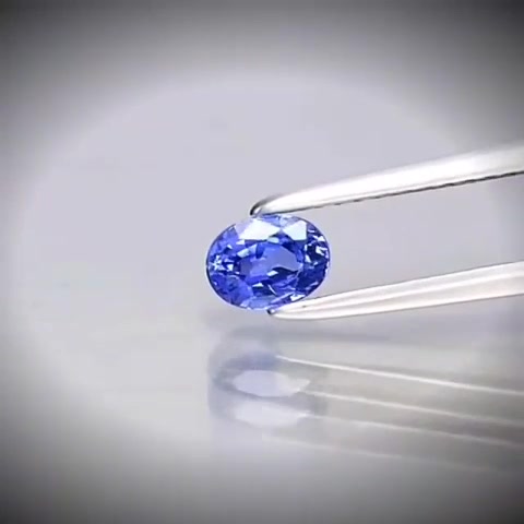 Zafiro de Ceilán azul aciano de talla ovalada de 0,57 ct 