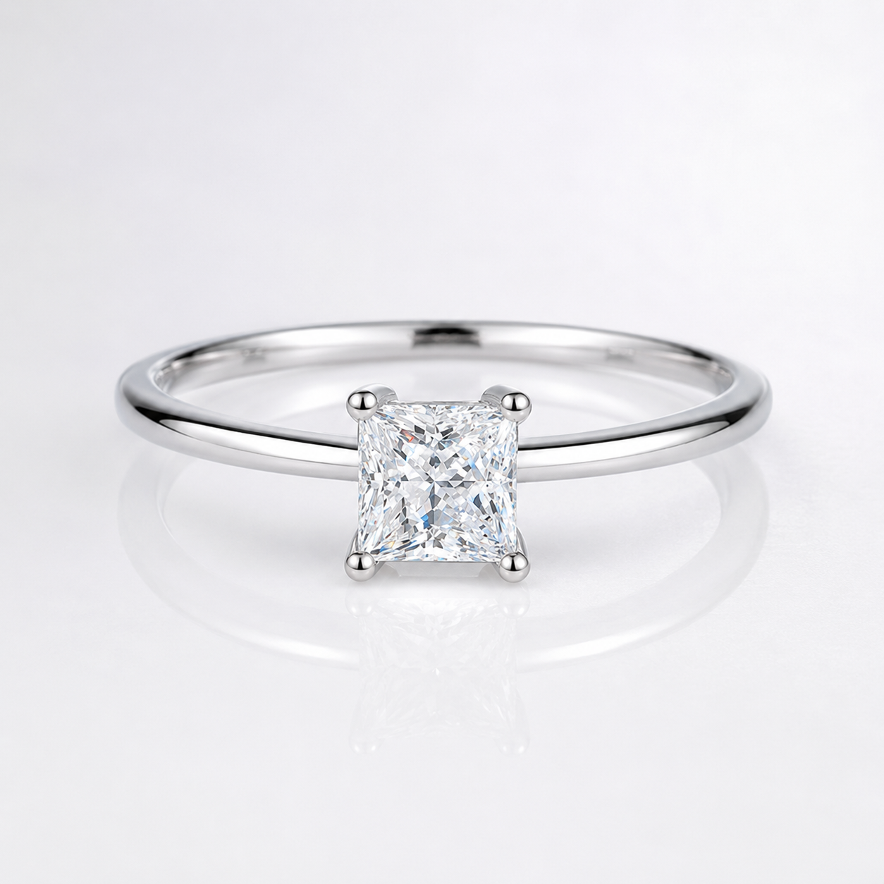 Anillo de compromiso con moissanita y solitario de talla princesa de 4,5 mm 