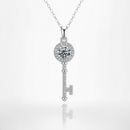 Colar com pingente de chave Moissanite 