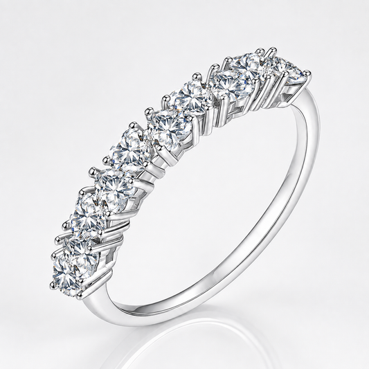 Anillo de media eternidad de moissanita con talla de corazón de 1 ct