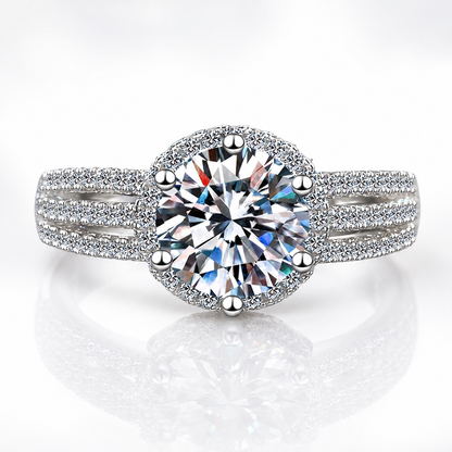 Anillo con halo de tres bandas de moissanita de talla brillante redonda 