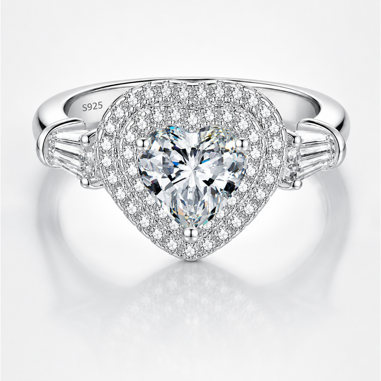 Anillo con doble halo de moissanita con talla de corazón 