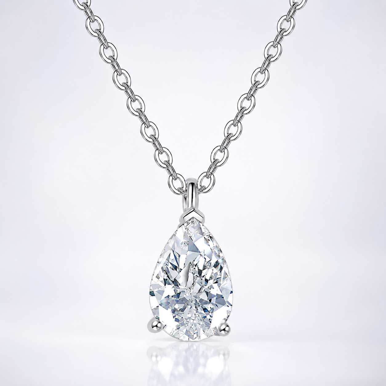 Colar com pingente de gota de moissanite com corte de pêra 