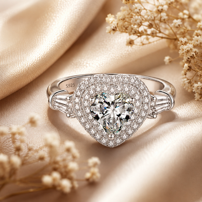 Anillo con doble halo de moissanita con talla de corazón 