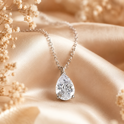 Colar com pingente de gota de moissanite com corte de pêra 