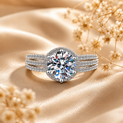 Anillo con halo de tres bandas de moissanita de talla brillante redonda 