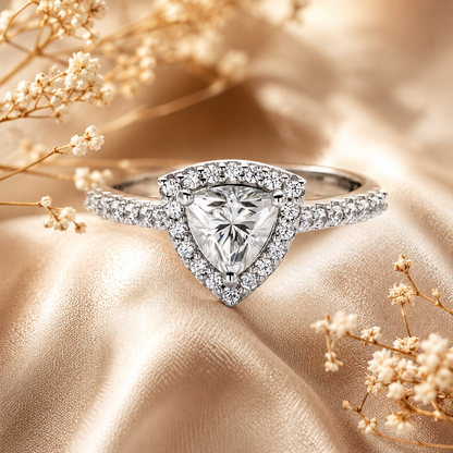 Anillo clásico de moissanita con halo de talla billón