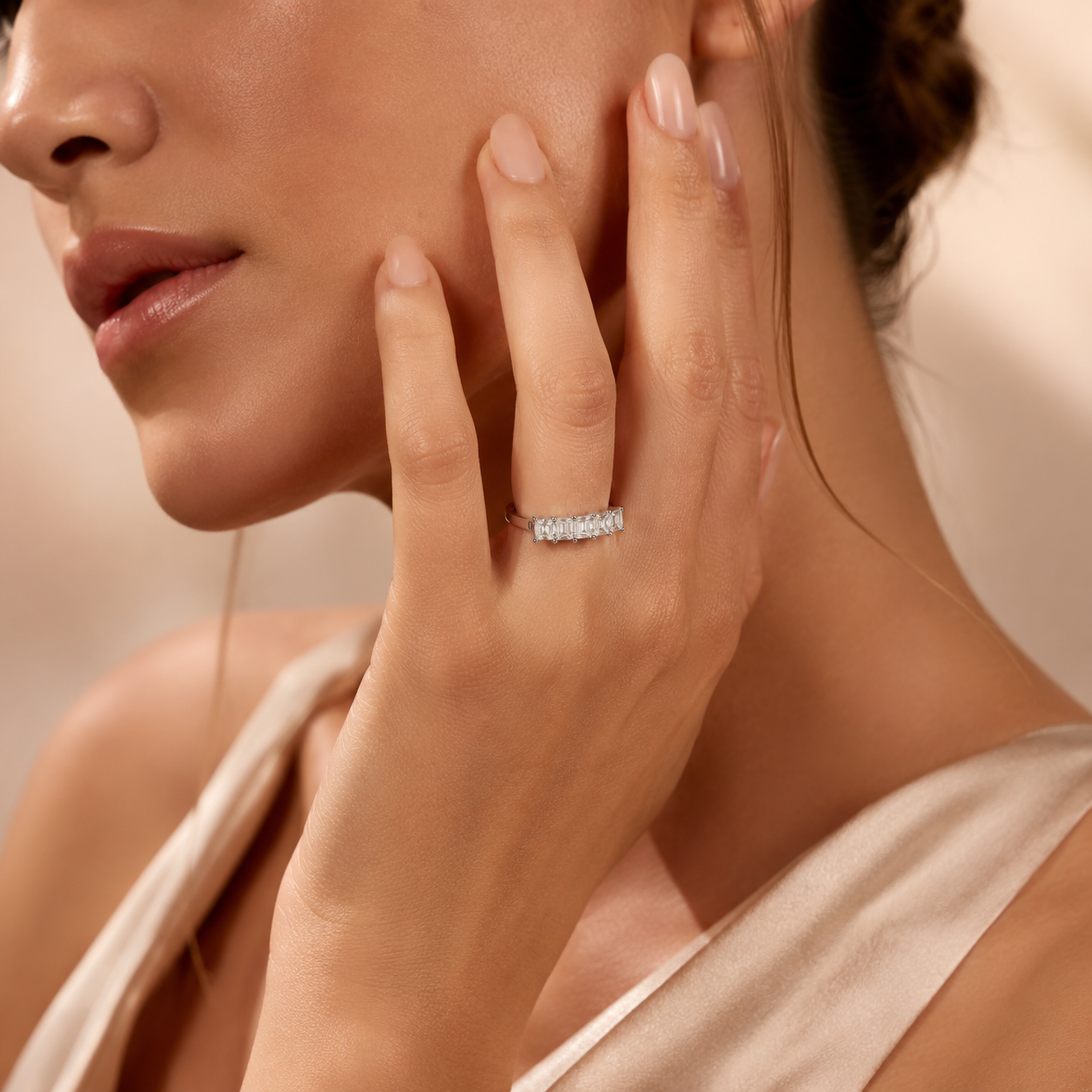 Anel de meia eternidade de Moissanite com corte esmeralda de 2,5 quilates e 5 pedras