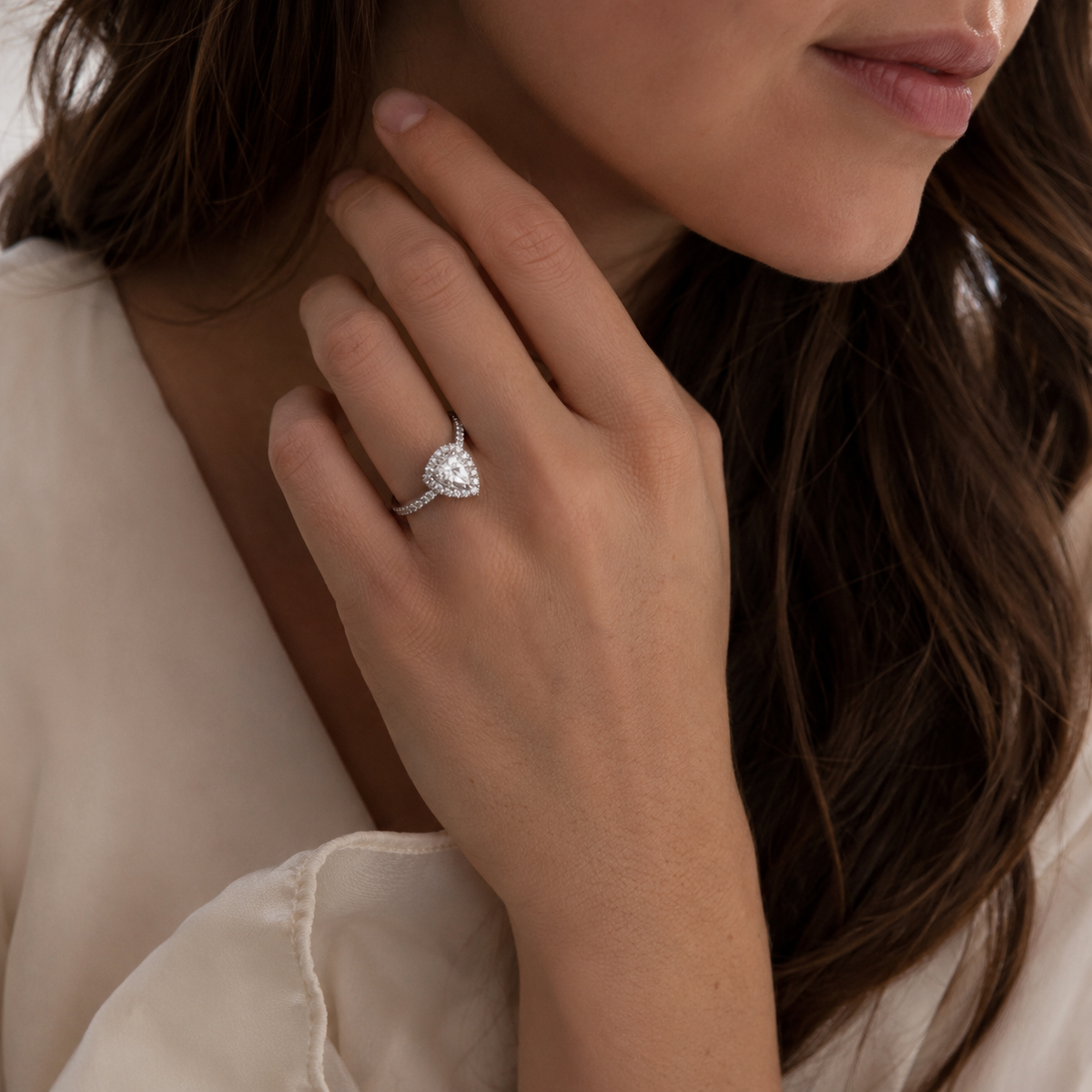 Anillo clásico de moissanita con halo de talla billón