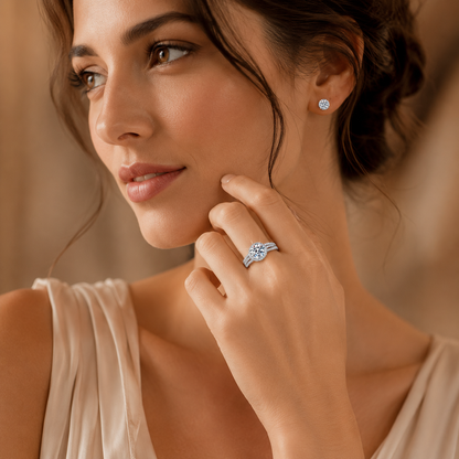 Anillo con halo de tres bandas de moissanita de talla brillante redonda 