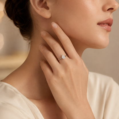 Anillo de compromiso con moissanita y solitario de talla pera 