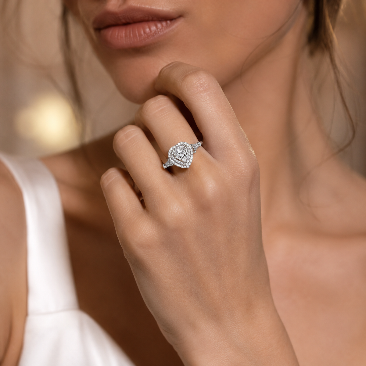 Anillo con doble halo de moissanita con talla de corazón 