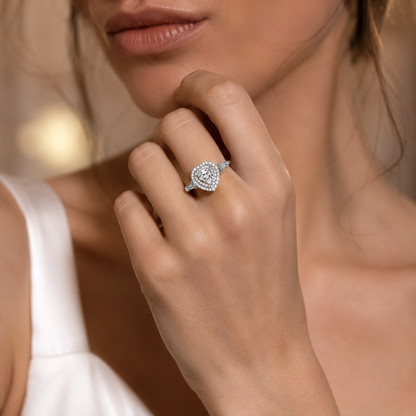 Anillo con doble halo de moissanita con talla de corazón 