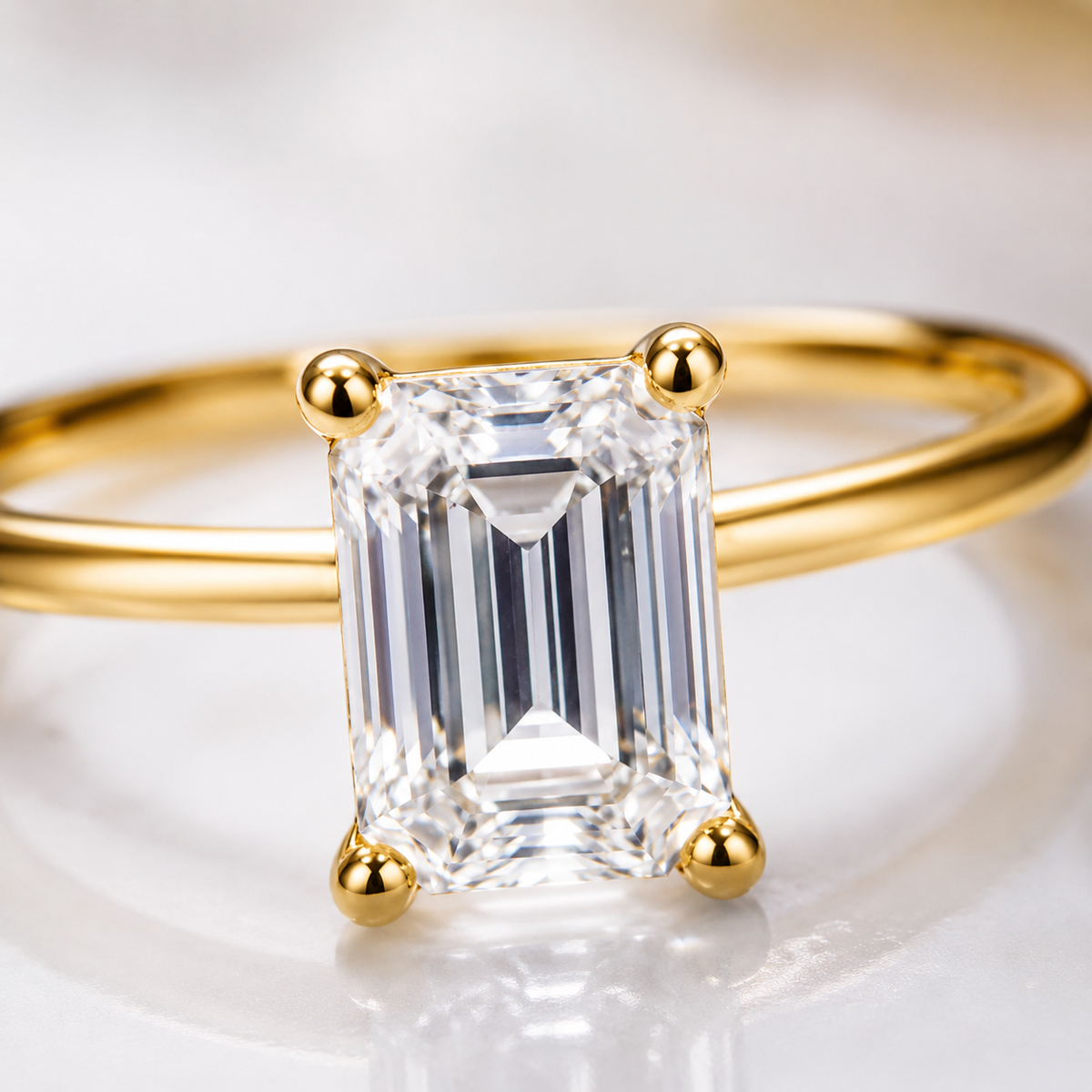 Anillo de compromiso con moissanita y solitario de talla esmeralda 