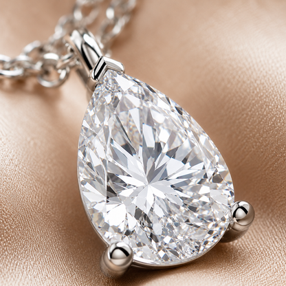 Colar com pingente de gota de moissanite com corte de pêra 