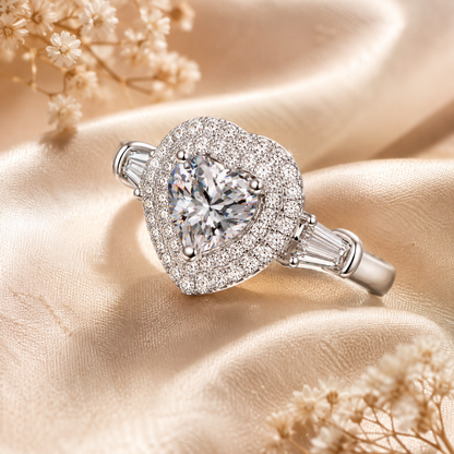 Anillo con doble halo de moissanita con talla de corazón 