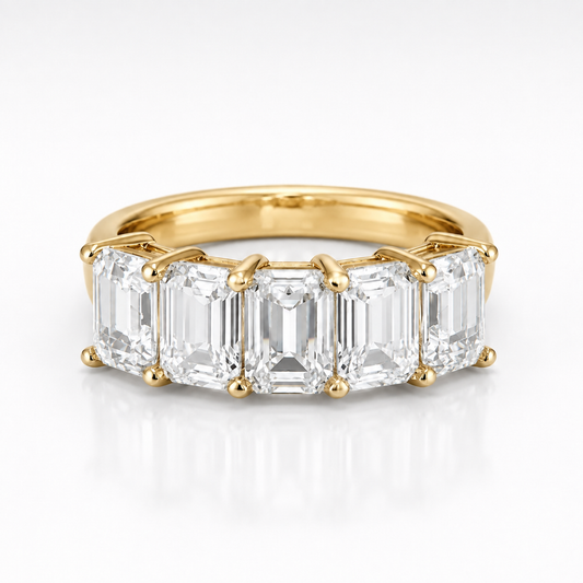 Anel de meia eternidade de Moissanite com corte esmeralda de 2,5 quilates e 5 pedras