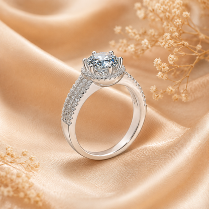 Anillo con halo de tres bandas de moissanita de talla brillante redonda 