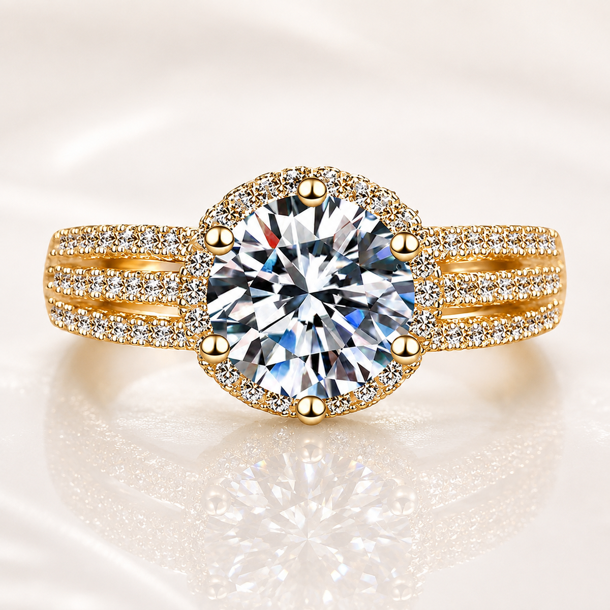 Anillo con halo de tres bandas de moissanita de talla brillante redonda 