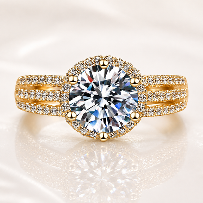 Anillo con halo de tres bandas de moissanita de talla brillante redonda 