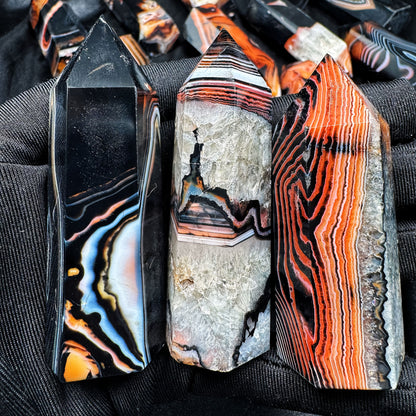 Red & Black Agate Crystal Pillar – Natural Marbled Stone Tower for Energy, Balance & Home Décor