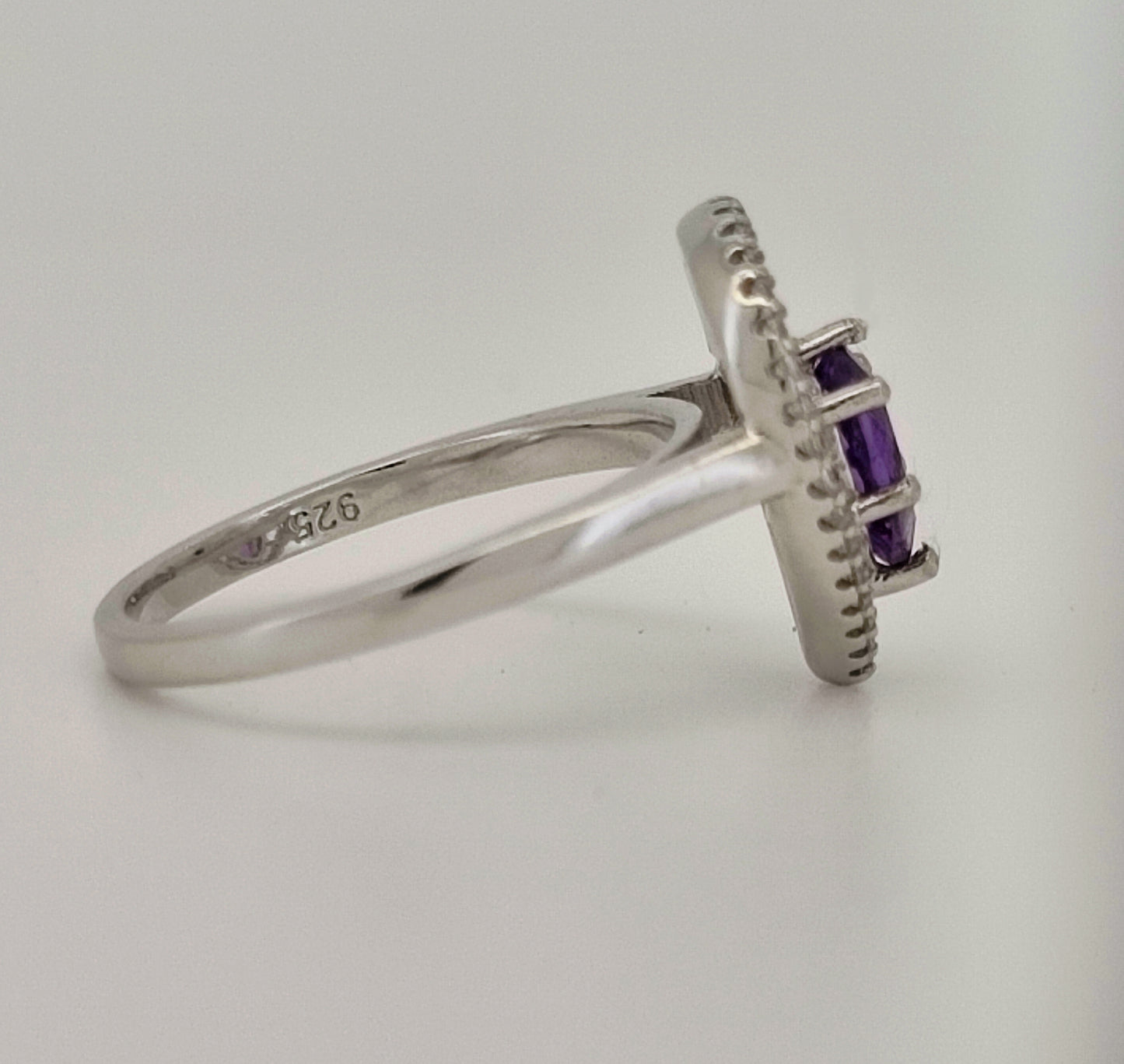 Anel Halo de Ametista com Corte de Pêra 7x5mm 