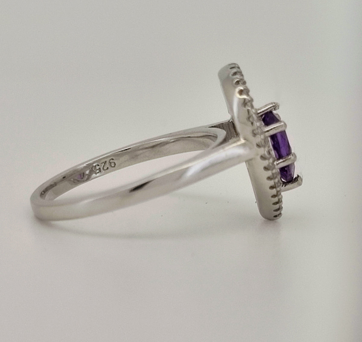 Anel Halo de Ametista com Corte de Pêra 7x5mm 