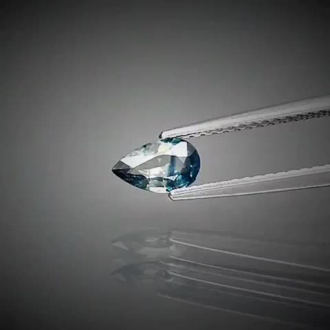 Zafiro azul verdoso talla pera de 0,46 ct 